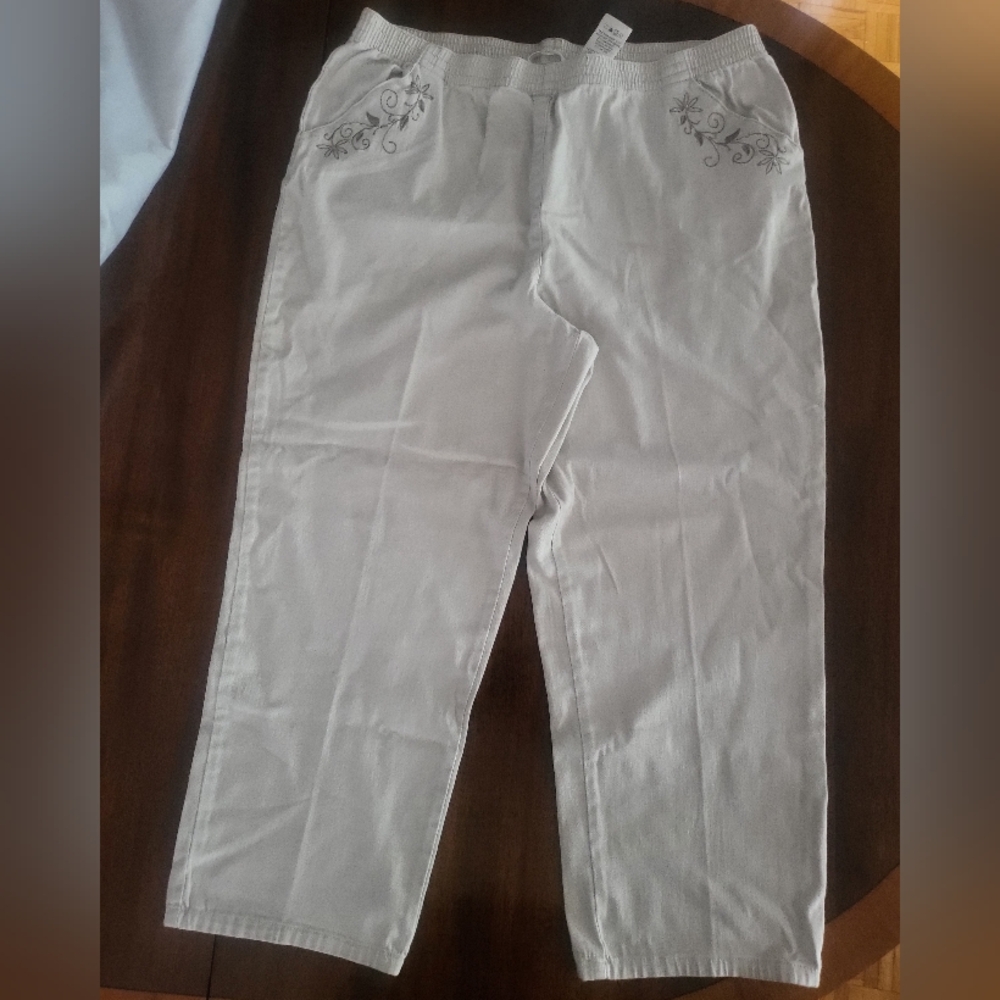Cream Cropped Ankle Pants Relaxed Fit.